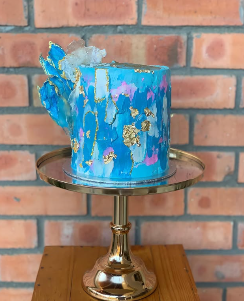 Bolo azul com pinceladas em aquarela e folha de ouro