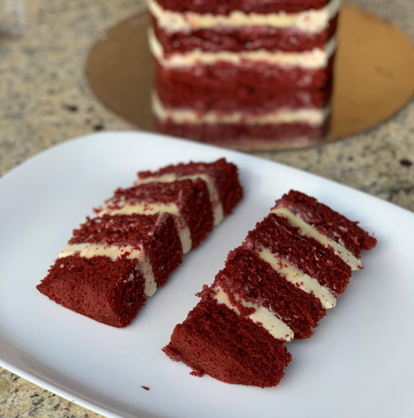 Fatias de bolo Red Velvet com recheio de cream cheese